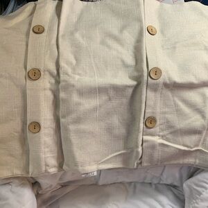 Square pillow case with buttons